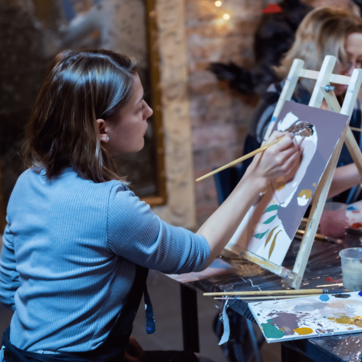 Taller de pintura con estudiantes